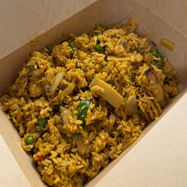 R3. Kow Pad Yellow Curry.